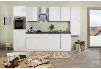 Greeploze hoogglans keuken in het wit in een Scandinavisch interieur