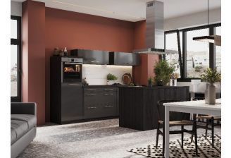 Complete zwarte keuken sfeerbeeld zijaanzicht
