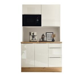 Pantry keuken met witte hoogglansfronten en magnetron