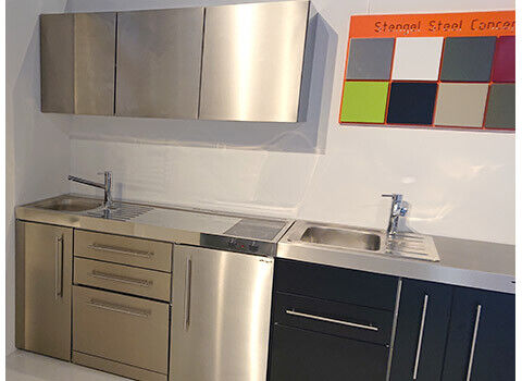 rvs stengel keukenblokken in onze showroom