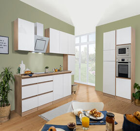 Parallel keuken met eiken ombouw en greeploze witte fronten