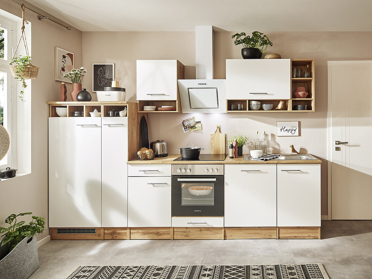 Parallel keuken met eiken ombouw en greeploze witte fronten