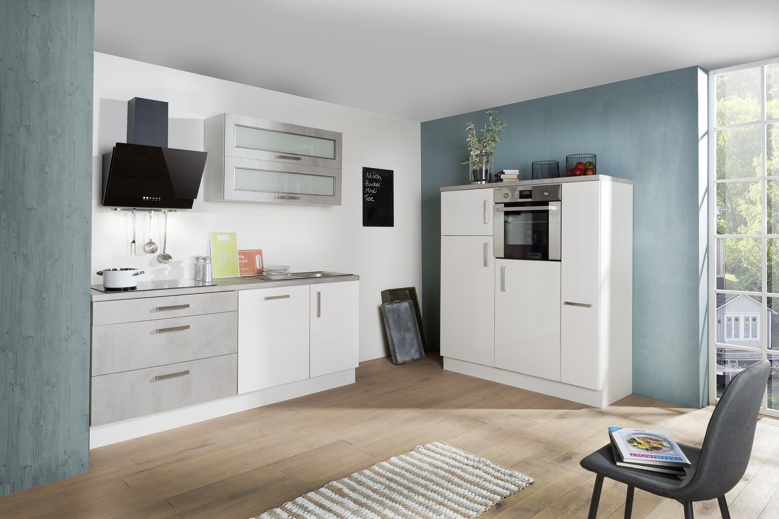 Houten keuken met beton uitstraling en witte frontjes